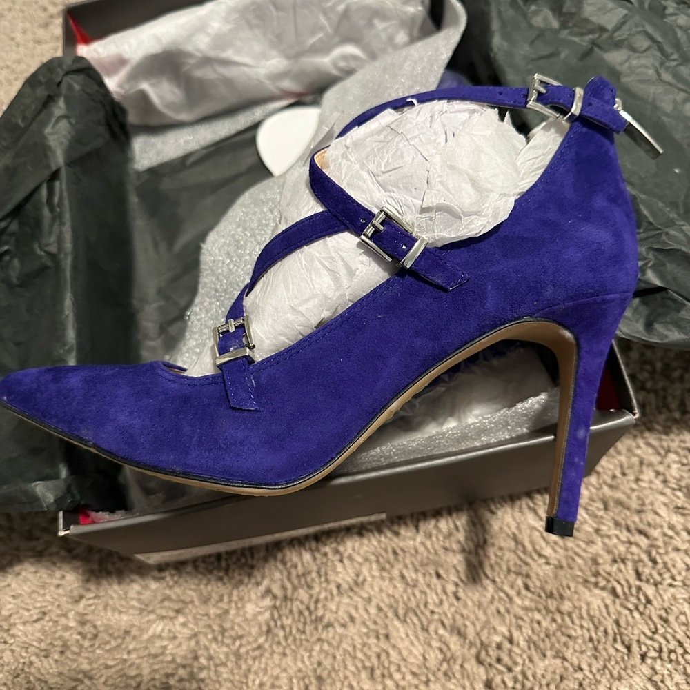 NWT Vince Camuto Neddy Strappy Suede Pump